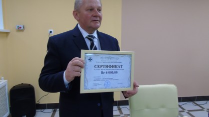 Председатель Брестской областной организации Белорусского профсоюза работников здравоохранения Анатолий Горщарук вручил сертификат на 6 тысяч рублей детской областной больнице.