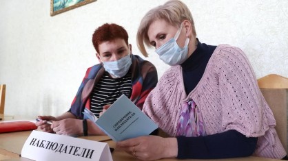 На участках все больше желающих не только проголосовать, но и наблюдать