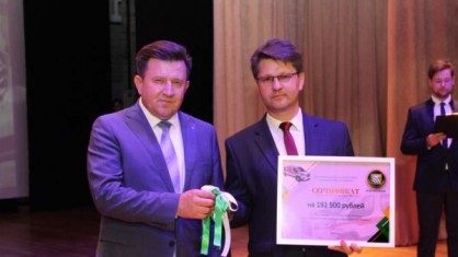 Новый автомобиль скорой помощи Беларусбанк подарил Пинской центральной поликлинике в канун Дня медицинских работников