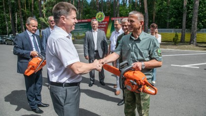 Восстановим всей страной: профсоюзы передали 120 бензопил организациям Гомельщины, устраняющим последствия урагана