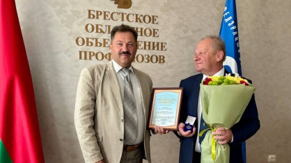Вручение нагрудного знака «Ветеран» Белорусского профсоюза работников здравоохранения Анатолию Горщаруку состоялось в юбилейный День рождения на президиуме областной организации