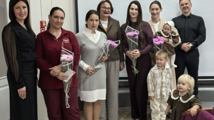 В знак благодарности и уважения: в Бресте поздравили сотрудниц ко Дню матери