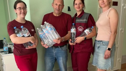 Питьевая вода – забота о тех, кто спасает жизни: профком Малоритской ЦРБ поддержал работников скорой помощи